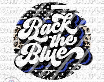 Peut inclure: Un autocollant rond avec un drapeau bleu, un drapeau américain et un imprimé léopard. Le texte "Back the Blue" est écrit en blanc, en cursive.