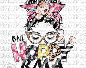 Puede incluir: Un diseño gráfico colorido con una mujer con un moño y gafas. El texto "One Hoppy Mama" está escrito en una fuente divertida con lunares, rayas e estampado de leopardo.
