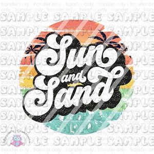 Puede incluir: Un círculo blanco con un gráfico de puesta de sol vintage y desgastado. El texto "Sun and Sand" está escrito en una fuente retro sobre la puesta de sol.