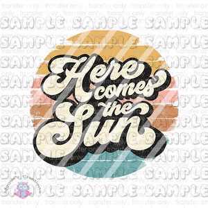Puede incluir: Un gráfico de estilo retro con un fondo de puesta de sol y el texto "Here comes the sun" en negrita, en color negro.