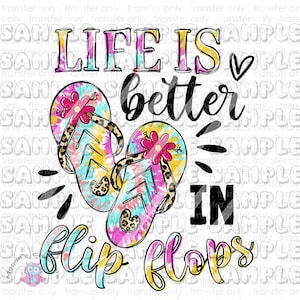 Puede incluir: Un diseño gráfico colorido con el texto "Life is better in flip flops" con un corazón y dos chanclas tie-dye.