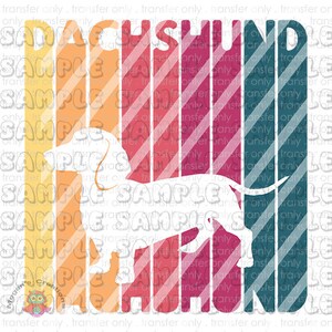 Puede incluir: Un diseño gráfico de estilo retro con la silueta blanca de un perro salchicha frente a un fondo de rayas de colores. El texto "Dachshund" está escrito en letras blancas sobre el perro.