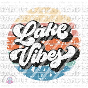 Puede incluir: Un gráfico de estilo retro con un fondo de puesta de sol y el texto "Lake Vibes" en negrita, en negro.