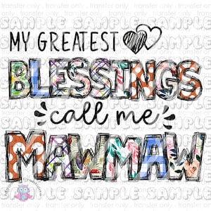 以下が含まれることがあります： 「MY GREATEST BLESSINGS call me MAWMAW」というテキストのグラフィックデザイン。単語は、花柄や水玉模様など、さまざまな色とパターンで表示され、「BLESSINGS」という単語の上に2つのハートの形があります。