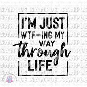 Könnte beinhalten: Schwarz-weißes Grafiktextdesign mit einem gestreiften Muster. Der Text lautet "I'm just WTF-ing my way through life".