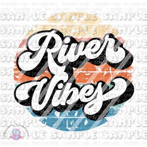 Puede incluir: Un diseño gráfico de estilo retro con un fondo de puesta de sol y el texto "River Vibes" en negrita, en color negro.