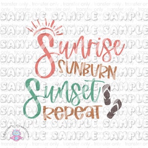 Puede incluir: Diseño gráfico colorido con las palabras "Sunrise Sunburn Sunset Repeat". El diseño incluye un sol, chanclas y un pequeño logotipo de búho. El fondo es un patrón repetido de la palabra "SAMPLE".