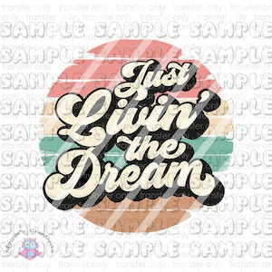 Puede incluir: Gráfico de estilo retro con la frase "Just Livin' the Dream" en una fuente cursiva y audaz. El diseño presenta un fondo circular con rayas horizontales en tonos de rosa, turquesa y marrón, creando una estética vintage.