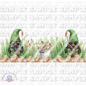 Puede incluir: Dos gnomos con sombreros verdes y gafas de sol están pescando. Están de pie en la hierba verde alta con un cubo de pescado entre ellos. Los gnomos sostienen cañas de pescar y hay peces en el agua.