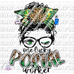 Puede incluir: Una ilustración digital de una mujer con una diadema de estampado de leopardo verde y negro, un trébol verde y gafas. El texto "one lucky postal worker" está escrito en verde y negro con estampado de leopardo.
