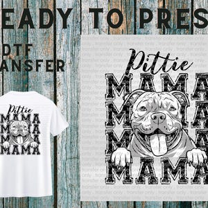 Może przedstawiać: Biała koszulka z czarno-białą grafiką pitbulla i napisem "Pittie Mama" w stylu uczelnianym. Na obrazku widnieje również napis "Ready to Press" i "DTF Transfer".