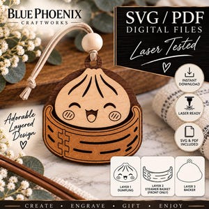 Könnte beinhalten: Ein geschichtetes Holzornament mit einem lächelnden Knödel in einem Dampfgarerkorb. Das Design umfasst ein helles Holzgesicht mit gravierten Details, einen dunklen Holzkorb und eine natürliche Kordel mit einer Holzperle zum Aufhängen.