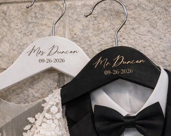 Percha de madera personalizada para bodas: regalo grabado para la fiesta nupcial, recuerdos fotográficos de los novios.