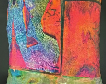 La almohada rectangular tiene un encantador diseño abstracto impreso digitalmente a partir de obras de arte originales en terciopelo suave, parte trasera verde azulado e inserto de poliéster.