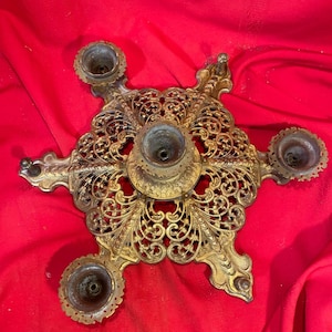 Lámpara de techo antigua de hierro fundido chapada en latón, estilo Art Nouveau, con detalles ornamentados.