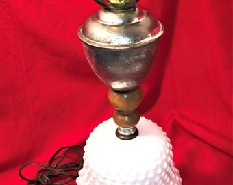 Lámpara de mesa vintage de madera, latón, plata y vidrio con forma de clavo, sin pantalla.