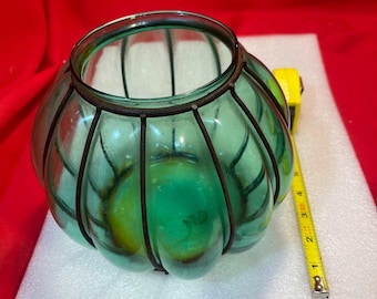 Vintage Kerzenhalter, Lampenschirm, Vase mit Käfig, geripptem, grünem Design und Käfigstruktur?