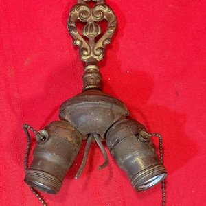 Vintage Leviton Doppelfassung-Zugkettenleuchte aus Messing mit großem Zierknauf