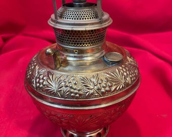 Lámpara de aceite Bradley Hubbard de latón antiguo L45