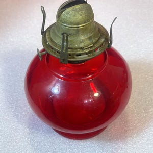 Antiker bauchiger Öllampen-Brenner aus rubinrotem Glas im Queen-Anne-Stil