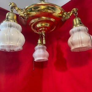 Lámpara colgante antigua Art Nouveau con forma de pan dorado y 3 portalámparas con interruptor de cadena.