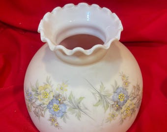 Pantalla de lámpara vintage pintada a mano con borde ondulado y estampado floral de 9 3/4".