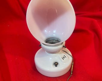 Aplique antiguo vintage Art Déco de porcelana blanca con interruptor de cadena