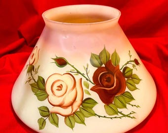 Paralume inclinato per lampada a olio in vetro satinato color pesca e giallo antico con decorazioni floreali di rose, 35,5 cm (14").