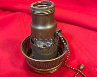 Lámpara de aceite antigua de latón convertida en lámpara eléctrica con interruptor de cadena.