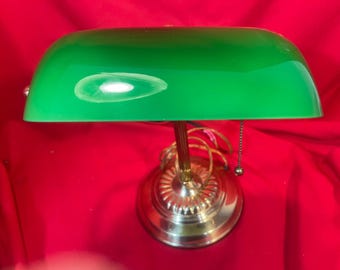 Luminária de banqueiro ou estudante vintage em latão e vidro verde revestido.