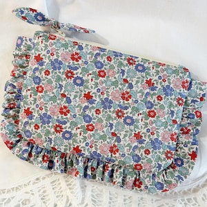 Bolsa com estampa de pétalas azuis da Palace Petals, tecido acolchoado e babados, bolsa tipo bolsa