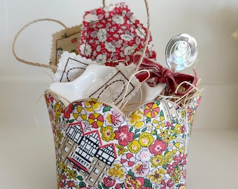 Juego de regalo de té Liberty in Bloom con estampado Liberty of London y borde festoneado Bitsy Bin.