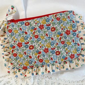 Bolsa de ombro com estampa de Liberty amarela e pétalas do Palácio, tecido acolchoado e babados