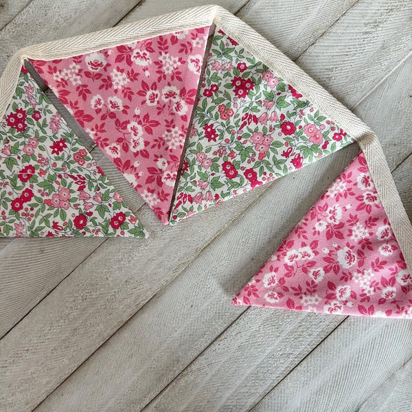 Guirnalda de banderines pequeños de algodón con estampado floral Liberty de rosas perfumadas