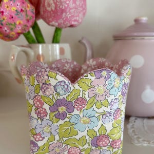 Cesta de cubo festoneada con estampado Liberty de Raspberry Blooms