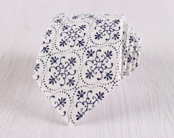 Cravatta in cotone floreale bianco con fiori blu stampati, design floreale vintage 3 IN cravatta larga, cravatta per sposi da sposa con scatola regalo./ NT.398S