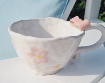 Taza rosa hecha a mano con lazo: taza de café de cerámica femenina con flores.