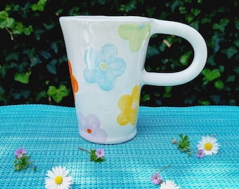 Große handgefertigte Tasse mit bunten Blumen, handbemalte Vintage-Flower-Power, handgemachtes Geschenk für Frau oder Mädchen