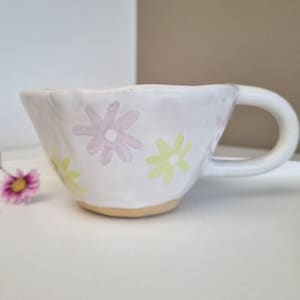 Tazza in ceramica dipinta a mano con fiori, tazza con margherite fatta a mano. Tazza da caffè/tè artigianale traballante.