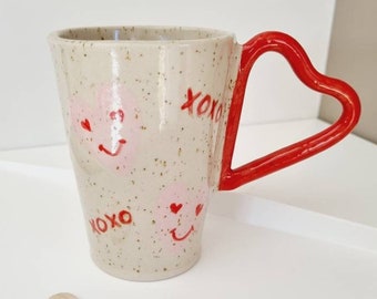 Mug en forme de coeur avec poignée Love Cup unique peinte à la main avec des emoji coeurs. Cadeau unique en son genre pour un être cher.