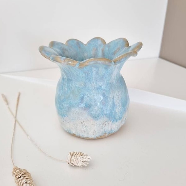 Kleine Vase, Blaubeermilchblau, wackelige Minivase im Küstenstil, Strandhaus-Wohndekoration