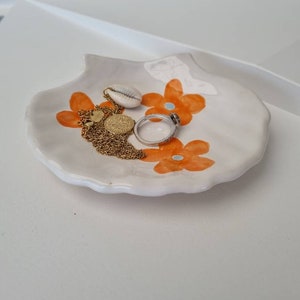 Vintage ringschotel handbeschilderde bloemen, handgemaakt keramiek, snuisterijschotel, zeepbakje, keramische schelp. Verjaardagscadeau afbeelding 4
