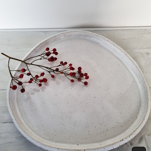 Piatto in gres bianco screziato fatto a mano: stoviglie in ceramica organica