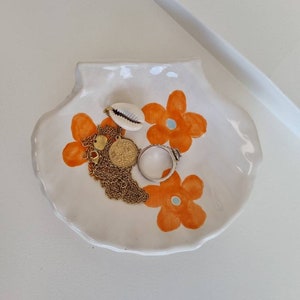 Vintage ringschotel handbeschilderde bloemen, handgemaakt keramiek, snuisterijschotel, zeepbakje, keramische schelp. Verjaardagscadeau afbeelding 3