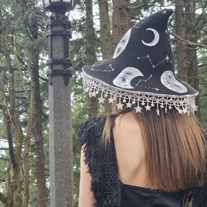 Witchy Mondphase Sonnenhut mit breiter Krempe und Sternen Fransenborte Cottagecore Pagan Goth 90's handbemalter Vollmond Hexenhut
