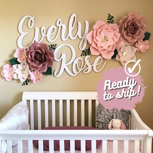 Decoración de pared para guardería con flores de papel, color malva y rosa polvoriento, decoración de pared con flores de papel, flores de papel ruborizadas para guardería, nombre de madera NO INCLUIDO