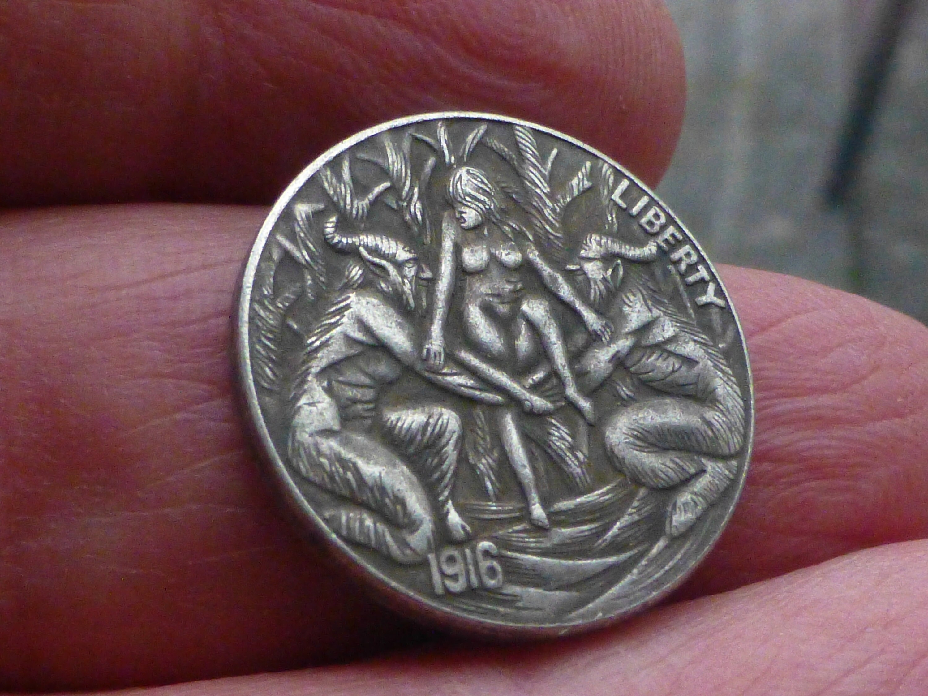 1916 Hobo Nickel Münze nackte Mädchen Spaß im Wald mit 1916 Hobo Nickel Münze nackte Mädchen Spaß im Wald mit