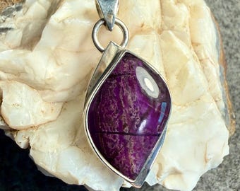 Colgante de plata de ley con sugilita hecho a mano, collar con una rara gema púrpura.