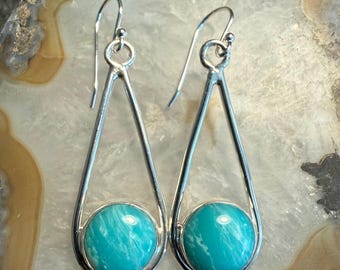 Pendientes de plata de ley con ópalo azul y gotas de piedras preciosas hechas a mano.