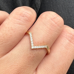 v shaped wedding band, chevron diamond ring, stacking Curved band, bridal set rings